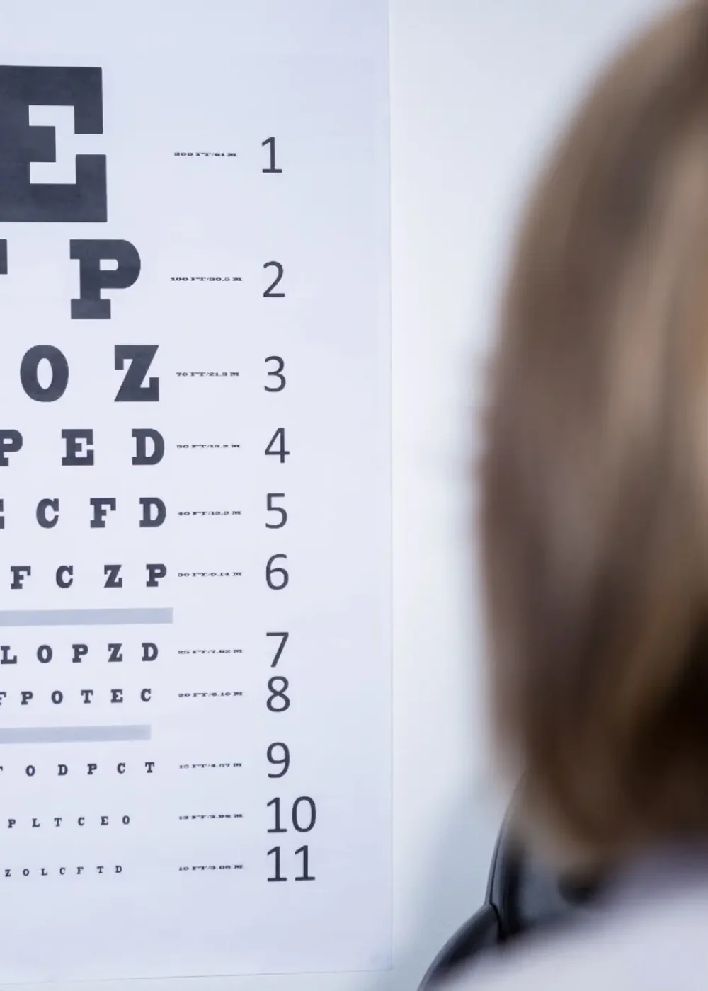 optometrist-looking-at-eye-chart